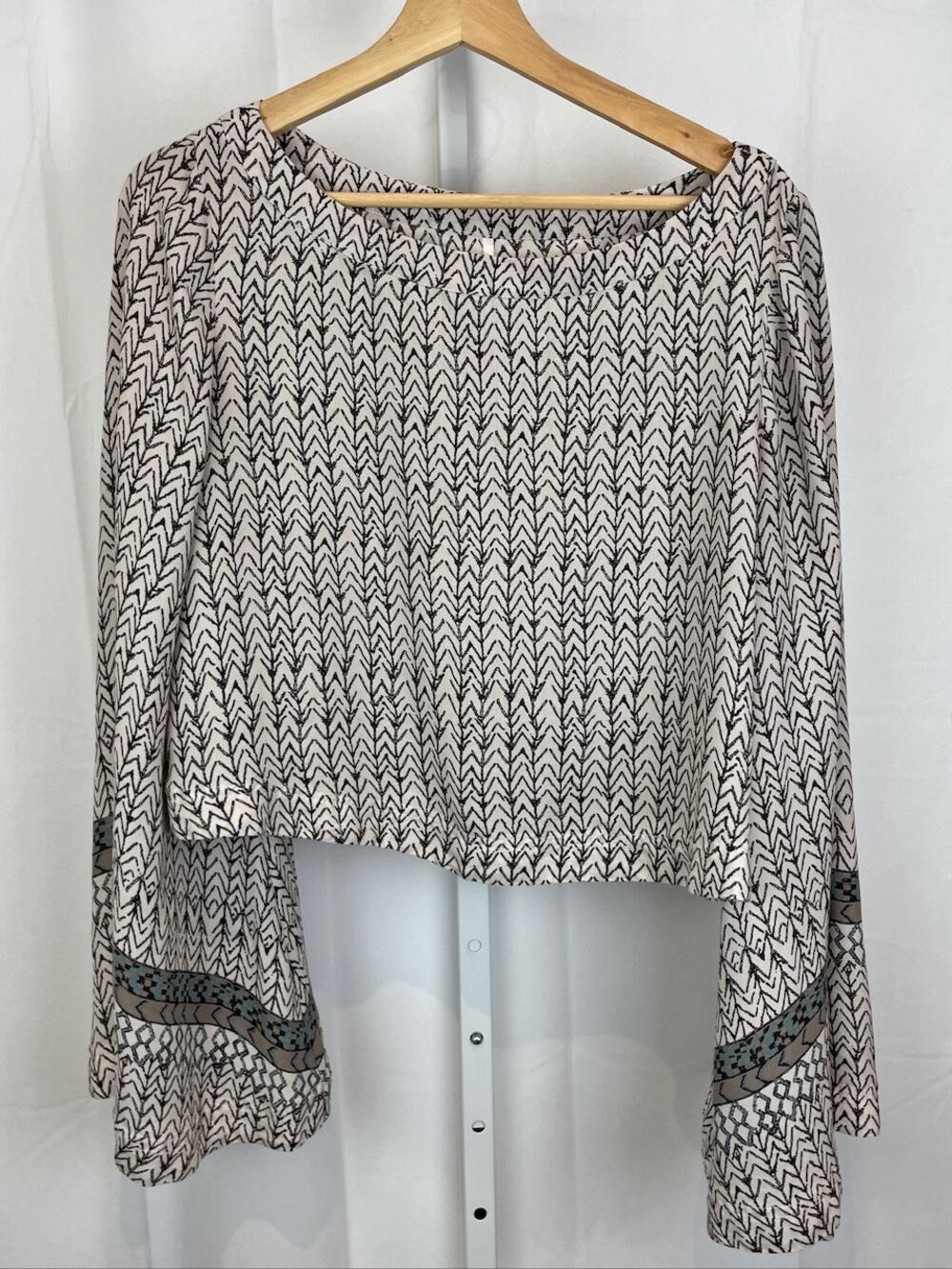 FREE PEOPLE Size M Stars Aligned Bell Sleeve Boxy Crop Top Geo Print Beige
